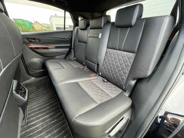 トヨタ ハリアー プレミアム 静岡県 2015(平27)年 4.5万km ブラック ●社外9インチナビ/（フルセグ/CD/Bluetooth）/（NSZT-Y64T）/●ブラックハーフレザーシート/●運転席パワーシート/●バックカメラ/●クルーズコントロール/●レーントレーシングアシスト/●TOYOTA STOP＆START SYSTEM/●LEDヘッドライト/●オートライト/●オートマチックハイビーム/●フォグランプ/●ウッドコンビステアリング/●ステアリングスイッチ/●チルト＆テレスコピックステアリング/●電動格納ウインカーミラー/●ETC/●純正フロアマット/●ドアバイザー/●スマートキー/●スペアキー/●純正18インチアルミホイール/●取扱説明書/●W+サイド+カーテンSRS+ABS