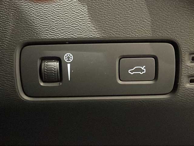 ボルボ ＸＣ４０ T4 AWD インスクリプション 新潟県 2018(平30)年 5万km デニムブルーメタリック インテリセーフ/・衝突回避・軽減フルオートブレーキシステム/・パイロットアシスト/・全車速追従機能付きアダプティブ・クルーズ・コントロール/・衝突時ブレーキ保持機能/・ドライバー・アラート・コントロール/・レーン・キーピング・エイド/・ブラインドスポット・インフォメーション・システム/・急接近車両警告機能/・オートブレーキ機能付クロス・トラフィック・アラート/・ロード・サイン・インフォメーション/・アクティブ・ハイビーム/・ランオフロード・プロテクション/・ランオフロード・ミティゲーション/・オンカミング・レーン・ミティゲーション/・被追突時警告機能/純正9インチタッチスクリーン/・ナビ/フルセグTV/BT/・全方位カメラ/・ETC/・ドライブレコーダー/パワーバックドア/・フットトランクオープナー/革巻きステアリング/・ステアリングヒーター/レザーシート/・シートヒーター(運転席/助手席)/・パワーシート(運転席/助手席)/・メモリシート(運転席)/プッシュスタート/・スマートキー/LEDヘッドライト/・オートライト