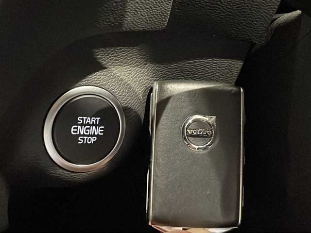 ボルボ ＸＣ４０ T4 AWD インスクリプション 新潟県 2018(平30)年 5万km デニムブルーメタリック インテリセーフ/・衝突回避・軽減フルオートブレーキシステム/・パイロットアシスト/・全車速追従機能付きアダプティブ・クルーズ・コントロール/・衝突時ブレーキ保持機能/・ドライバー・アラート・コントロール/・レーン・キーピング・エイド/・ブラインドスポット・インフォメーション・システム/・急接近車両警告機能/・オートブレーキ機能付クロス・トラフィック・アラート/・ロード・サイン・インフォメーション/・アクティブ・ハイビーム/・ランオフロード・プロテクション/・ランオフロード・ミティゲーション/・オンカミング・レーン・ミティゲーション/・被追突時警告機能/純正9インチタッチスクリーン/・ナビ/フルセグTV/BT/・全方位カメラ/・ETC/・ドライブレコーダー/パワーバックドア/・フットトランクオープナー/革巻きステアリング/・ステアリングヒーター/レザーシート/・シートヒーター(運転席/助手席)/・パワーシート(運転席/助手席)/・メモリシート(運転席)/プッシュスタート/・スマートキー/LEDヘッドライト/・オートライト