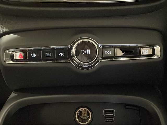 ボルボ ＸＣ４０ T4 AWD インスクリプション 新潟県 2018(平30)年 5万km デニムブルーメタリック インテリセーフ/・衝突回避・軽減フルオートブレーキシステム/・パイロットアシスト/・全車速追従機能付きアダプティブ・クルーズ・コントロール/・衝突時ブレーキ保持機能/・ドライバー・アラート・コントロール/・レーン・キーピング・エイド/・ブラインドスポット・インフォメーション・システム/・急接近車両警告機能/・オートブレーキ機能付クロス・トラフィック・アラート/・ロード・サイン・インフォメーション/・アクティブ・ハイビーム/・ランオフロード・プロテクション/・ランオフロード・ミティゲーション/・オンカミング・レーン・ミティゲーション/・被追突時警告機能/純正9インチタッチスクリーン/・ナビ/フルセグTV/BT/・全方位カメラ/・ETC/・ドライブレコーダー/パワーバックドア/・フットトランクオープナー/革巻きステアリング/・ステアリングヒーター/レザーシート/・シートヒーター(運転席/助手席)/・パワーシート(運転席/助手席)/・メモリシート(運転席)/プッシュスタート/・スマートキー/LEDヘッドライト/・オートライト