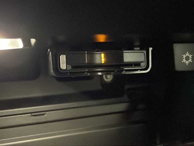 ボルボ ＸＣ４０ T4 AWD インスクリプション 新潟県 2018(平30)年 5万km デニムブルーメタリック インテリセーフ/・衝突回避・軽減フルオートブレーキシステム/・パイロットアシスト/・全車速追従機能付きアダプティブ・クルーズ・コントロール/・衝突時ブレーキ保持機能/・ドライバー・アラート・コントロール/・レーン・キーピング・エイド/・ブラインドスポット・インフォメーション・システム/・急接近車両警告機能/・オートブレーキ機能付クロス・トラフィック・アラート/・ロード・サイン・インフォメーション/・アクティブ・ハイビーム/・ランオフロード・プロテクション/・ランオフロード・ミティゲーション/・オンカミング・レーン・ミティゲーション/・被追突時警告機能/純正9インチタッチスクリーン/・ナビ/フルセグTV/BT/・全方位カメラ/・ETC/・ドライブレコーダー/パワーバックドア/・フットトランクオープナー/革巻きステアリング/・ステアリングヒーター/レザーシート/・シートヒーター(運転席/助手席)/・パワーシート(運転席/助手席)/・メモリシート(運転席)/プッシュスタート/・スマートキー/LEDヘッドライト/・オートライト