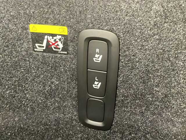 ボルボ ＸＣ４０ T4 AWD インスクリプション 新潟県 2018(平30)年 5万km デニムブルーメタリック インテリセーフ/・衝突回避・軽減フルオートブレーキシステム/・パイロットアシスト/・全車速追従機能付きアダプティブ・クルーズ・コントロール/・衝突時ブレーキ保持機能/・ドライバー・アラート・コントロール/・レーン・キーピング・エイド/・ブラインドスポット・インフォメーション・システム/・急接近車両警告機能/・オートブレーキ機能付クロス・トラフィック・アラート/・ロード・サイン・インフォメーション/・アクティブ・ハイビーム/・ランオフロード・プロテクション/・ランオフロード・ミティゲーション/・オンカミング・レーン・ミティゲーション/・被追突時警告機能/純正9インチタッチスクリーン/・ナビ/フルセグTV/BT/・全方位カメラ/・ETC/・ドライブレコーダー/パワーバックドア/・フットトランクオープナー/革巻きステアリング/・ステアリングヒーター/レザーシート/・シートヒーター(運転席/助手席)/・パワーシート(運転席/助手席)/・メモリシート(運転席)/プッシュスタート/・スマートキー/LEDヘッドライト/・オートライト