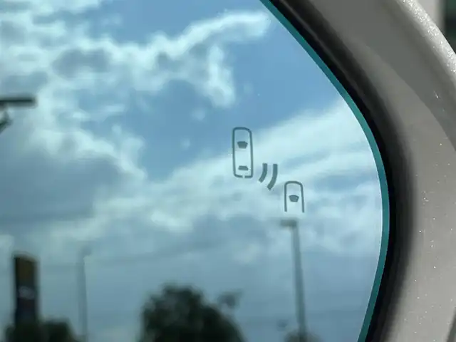 トヨタ クラウン ハイブリッド RS アドバンス 奈良県 2019(令1)年 5.3万km ホワイトパールクリスタルシャイン TRDフルエアロ/純正ナビ/（フルセグ/BT/CD/DVD）/レーダークルーズコントロール/パドルシフト/バックカメラ/ブラインドスポットモニター/前後コーナーセンサー/プリクラッシュセーフティ/レーンキープアシスト/パワーバックドア/ハーフレザー/前席パワーシート/運転席メモリーシート/前席シートヒーター/ステアリングヒーター/3眼LEDヘッドライト/前方ドライブレコーダー/ETC/RAYS19インチAW/取り扱い説明書/スペアキーX1