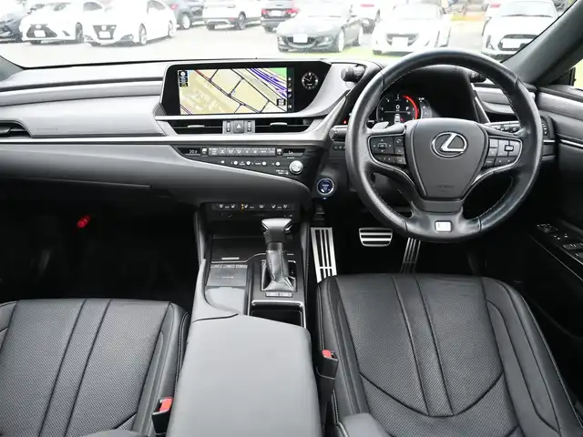 レクサス ＥＳ 300h Fスポーツ 千葉県 2020(令2)年 2.6万km ホワイトノーヴァガラスフレーク Lexus Safety System+/・プリクラッシュセーフティ/・レーンディパーチャーアラート/・オートハイビーム/・レーダークルーズコントロール/・ブラインドスポットモニター/ムーンルーフ/ブラックレザーシート/前席パワーシート/エアシート/シートヒーター/純正ナビ/地デジTV/【DVD/CD再生機能　Bluetooth接続】/パノラミックビューモニター/ドライブレコーダー（前後撮影）/革巻きステアリング/ステアリングスイッチ/パドルシフト/ETC（2.0）/LEDヘッドライト/ウインカーミラー/クリアランスソナー/純正19インチアルミホイル/サイド/カーテンエアバッグ/スマートキー