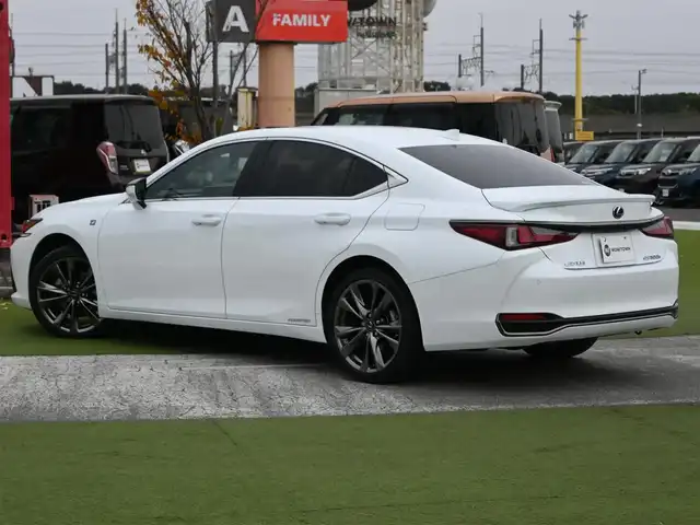 レクサス ＥＳ 300h Fスポーツ 千葉県 2020(令2)年 2.6万km ホワイトノーヴァガラスフレーク Lexus Safety System+/・プリクラッシュセーフティ/・レーンディパーチャーアラート/・オートハイビーム/・レーダークルーズコントロール/・ブラインドスポットモニター/ムーンルーフ/ブラックレザーシート/前席パワーシート/エアシート/シートヒーター/純正ナビ/地デジTV/【DVD/CD再生機能　Bluetooth接続】/パノラミックビューモニター/ドライブレコーダー（前後撮影）/革巻きステアリング/ステアリングスイッチ/パドルシフト/ETC（2.0）/LEDヘッドライト/ウインカーミラー/クリアランスソナー/純正19インチアルミホイル/サイド/カーテンエアバッグ/スマートキー