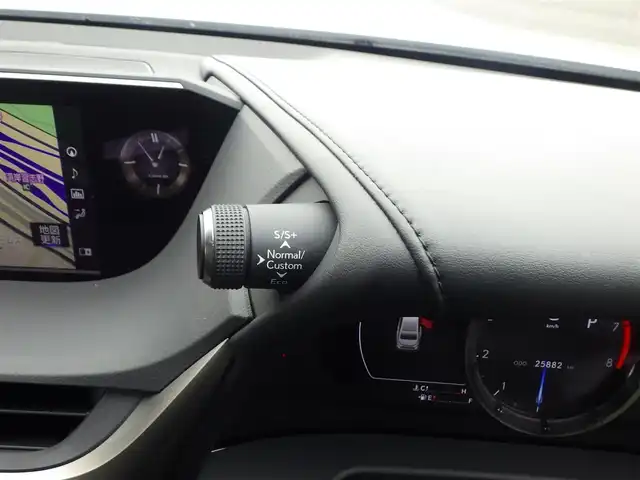 レクサス ＥＳ 300h Fスポーツ 千葉県 2020(令2)年 2.6万km ホワイトノーヴァガラスフレーク Lexus Safety System+/・プリクラッシュセーフティ/・レーンディパーチャーアラート/・オートハイビーム/・レーダークルーズコントロール/・ブラインドスポットモニター/ムーンルーフ/ブラックレザーシート/前席パワーシート/エアシート/シートヒーター/純正ナビ/地デジTV/【DVD/CD再生機能　Bluetooth接続】/パノラミックビューモニター/ドライブレコーダー（前後撮影）/革巻きステアリング/ステアリングスイッチ/パドルシフト/ETC（2.0）/LEDヘッドライト/ウインカーミラー/クリアランスソナー/純正19インチアルミホイル/サイド/カーテンエアバッグ/スマートキー