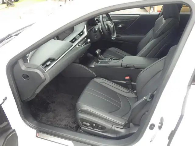 レクサス ＥＳ 300h Fスポーツ 千葉県 2020(令2)年 2.6万km ホワイトノーヴァガラスフレーク Lexus Safety System+/・プリクラッシュセーフティ/・レーンディパーチャーアラート/・オートハイビーム/・レーダークルーズコントロール/・ブラインドスポットモニター/ムーンルーフ/ブラックレザーシート/前席パワーシート/エアシート/シートヒーター/純正ナビ/地デジTV/【DVD/CD再生機能　Bluetooth接続】/パノラミックビューモニター/ドライブレコーダー（前後撮影）/革巻きステアリング/ステアリングスイッチ/パドルシフト/ETC（2.0）/LEDヘッドライト/ウインカーミラー/クリアランスソナー/純正19インチアルミホイル/サイド/カーテンエアバッグ/スマートキー