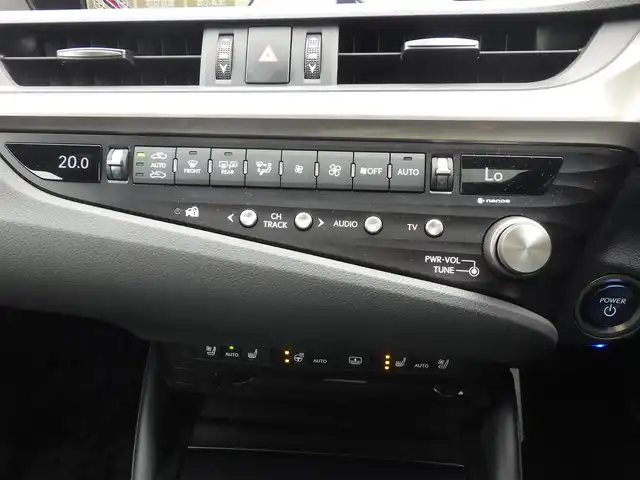 レクサス ＥＳ 300h Fスポーツ 千葉県 2020(令2)年 2.6万km ホワイトノーヴァガラスフレーク Lexus Safety System+/・プリクラッシュセーフティ/・レーンディパーチャーアラート/・オートハイビーム/・レーダークルーズコントロール/・ブラインドスポットモニター/ムーンルーフ/ブラックレザーシート/前席パワーシート/エアシート/シートヒーター/純正ナビ/地デジTV/【DVD/CD再生機能　Bluetooth接続】/パノラミックビューモニター/ドライブレコーダー（前後撮影）/革巻きステアリング/ステアリングスイッチ/パドルシフト/ETC（2.0）/LEDヘッドライト/ウインカーミラー/クリアランスソナー/純正19インチアルミホイル/サイド/カーテンエアバッグ/スマートキー