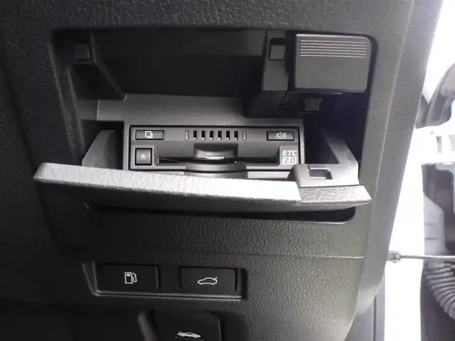 レクサス ＥＳ 300h Fスポーツ 千葉県 2020(令2)年 2.6万km ホワイトノーヴァガラスフレーク Lexus Safety System+/・プリクラッシュセーフティ/・レーンディパーチャーアラート/・オートハイビーム/・レーダークルーズコントロール/・ブラインドスポットモニター/ムーンルーフ/ブラックレザーシート/前席パワーシート/エアシート/シートヒーター/純正ナビ/地デジTV/【DVD/CD再生機能　Bluetooth接続】/パノラミックビューモニター/ドライブレコーダー（前後撮影）/革巻きステアリング/ステアリングスイッチ/パドルシフト/ETC（2.0）/LEDヘッドライト/ウインカーミラー/クリアランスソナー/純正19インチアルミホイル/サイド/カーテンエアバッグ/スマートキー