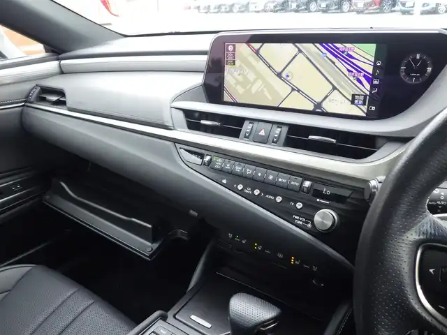 レクサス ＥＳ 300h Fスポーツ 千葉県 2020(令2)年 2.6万km ホワイトノーヴァガラスフレーク Lexus Safety System+/・プリクラッシュセーフティ/・レーンディパーチャーアラート/・オートハイビーム/・レーダークルーズコントロール/・ブラインドスポットモニター/ムーンルーフ/ブラックレザーシート/前席パワーシート/エアシート/シートヒーター/純正ナビ/地デジTV/【DVD/CD再生機能　Bluetooth接続】/パノラミックビューモニター/ドライブレコーダー（前後撮影）/革巻きステアリング/ステアリングスイッチ/パドルシフト/ETC（2.0）/LEDヘッドライト/ウインカーミラー/クリアランスソナー/純正19インチアルミホイル/サイド/カーテンエアバッグ/スマートキー