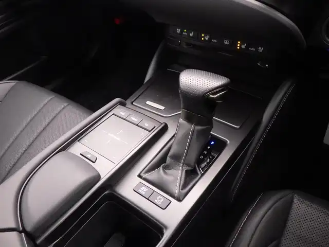 レクサス ＥＳ 300h Fスポーツ 千葉県 2020(令2)年 2.6万km ホワイトノーヴァガラスフレーク Lexus Safety System+/・プリクラッシュセーフティ/・レーンディパーチャーアラート/・オートハイビーム/・レーダークルーズコントロール/・ブラインドスポットモニター/ムーンルーフ/ブラックレザーシート/前席パワーシート/エアシート/シートヒーター/純正ナビ/地デジTV/【DVD/CD再生機能　Bluetooth接続】/パノラミックビューモニター/ドライブレコーダー（前後撮影）/革巻きステアリング/ステアリングスイッチ/パドルシフト/ETC（2.0）/LEDヘッドライト/ウインカーミラー/クリアランスソナー/純正19インチアルミホイル/サイド/カーテンエアバッグ/スマートキー