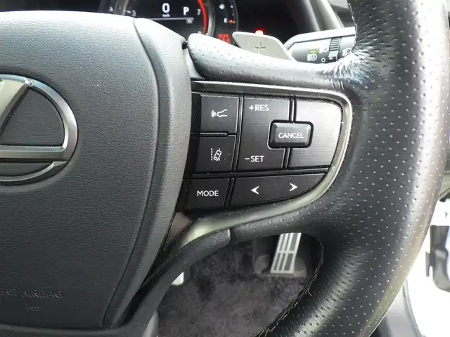 レクサス ＥＳ 300h Fスポーツ 千葉県 2020(令2)年 2.6万km ホワイトノーヴァガラスフレーク Lexus Safety System+/・プリクラッシュセーフティ/・レーンディパーチャーアラート/・オートハイビーム/・レーダークルーズコントロール/・ブラインドスポットモニター/ムーンルーフ/ブラックレザーシート/前席パワーシート/エアシート/シートヒーター/純正ナビ/地デジTV/【DVD/CD再生機能　Bluetooth接続】/パノラミックビューモニター/ドライブレコーダー（前後撮影）/革巻きステアリング/ステアリングスイッチ/パドルシフト/ETC（2.0）/LEDヘッドライト/ウインカーミラー/クリアランスソナー/純正19インチアルミホイル/サイド/カーテンエアバッグ/スマートキー