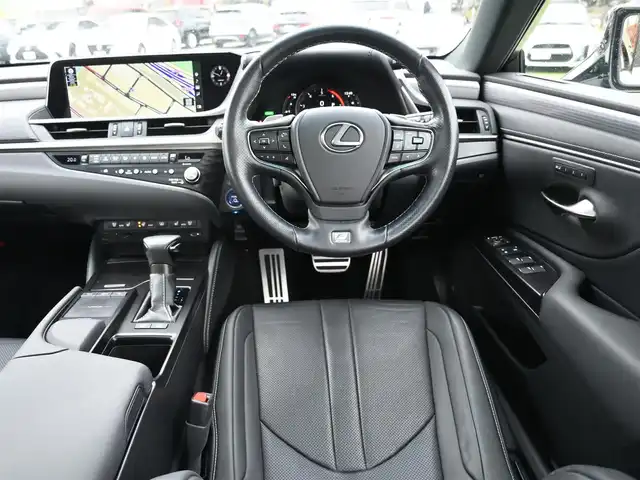 レクサス ＥＳ 300h Fスポーツ 千葉県 2020(令2)年 2.6万km ホワイトノーヴァガラスフレーク Lexus Safety System+/・プリクラッシュセーフティ/・レーンディパーチャーアラート/・オートハイビーム/・レーダークルーズコントロール/・ブラインドスポットモニター/ムーンルーフ/ブラックレザーシート/前席パワーシート/エアシート/シートヒーター/純正ナビ/地デジTV/【DVD/CD再生機能　Bluetooth接続】/パノラミックビューモニター/ドライブレコーダー（前後撮影）/革巻きステアリング/ステアリングスイッチ/パドルシフト/ETC（2.0）/LEDヘッドライト/ウインカーミラー/クリアランスソナー/純正19インチアルミホイル/サイド/カーテンエアバッグ/スマートキー