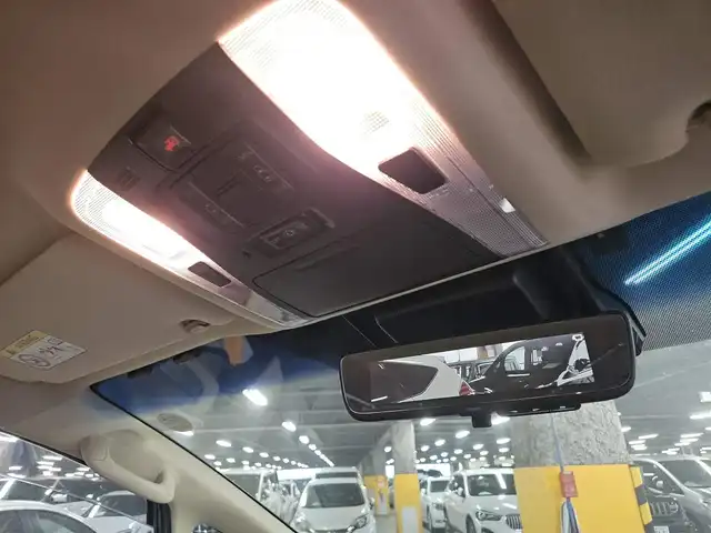 トヨタ ヴェルファイア ハイブリット X 福岡県 2018(平30)年 7.8万km ホワイトパールクリスタルシャイン 4WD/純正10型ナビ/フルセグTV/両側パワースライドドア/バックカメラ/ビルトインETC2.0/デジタルインナーミラー/ドライブレコーダー/レーダークルーズコントロール/クリアランスソナー/セーフティセンス/・衝突被害軽減ブレーキ/・車線逸脱防止支援システム/・交通標識認識システム/・オートマチックハイビーム/2眼LEDヘッドランプ/デュアルオートエアコン/革巻きステアリング/ベージュファブリックシート/2列目チップアップシート/純正16インチAWスタッドレス/スマートキー/プッシュエンジンスタート/禁煙車