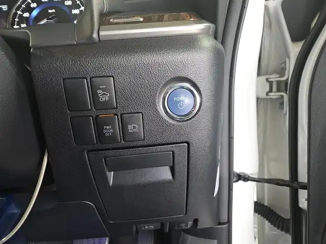 トヨタ ヴェルファイア ハイブリット X 福岡県 2018(平30)年 7.8万km ホワイトパールクリスタルシャイン 4WD/純正10型ナビ/フルセグTV/両側パワースライドドア/バックカメラ/ビルトインETC2.0/デジタルインナーミラー/ドライブレコーダー/レーダークルーズコントロール/クリアランスソナー/セーフティセンス/・衝突被害軽減ブレーキ/・車線逸脱防止支援システム/・交通標識認識システム/・オートマチックハイビーム/2眼LEDヘッドランプ/デュアルオートエアコン/革巻きステアリング/ベージュファブリックシート/2列目チップアップシート/純正16インチAWスタッドレス/スマートキー/プッシュエンジンスタート/禁煙車