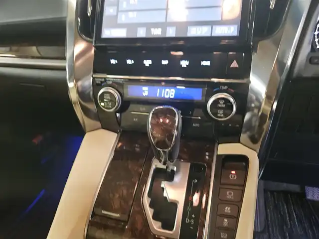 トヨタ ヴェルファイア ハイブリット X 福岡県 2018(平30)年 7.8万km ホワイトパールクリスタルシャイン 4WD/純正10型ナビ/フルセグTV/両側パワースライドドア/バックカメラ/ビルトインETC2.0/デジタルインナーミラー/ドライブレコーダー/レーダークルーズコントロール/クリアランスソナー/セーフティセンス/・衝突被害軽減ブレーキ/・車線逸脱防止支援システム/・交通標識認識システム/・オートマチックハイビーム/2眼LEDヘッドランプ/デュアルオートエアコン/革巻きステアリング/ベージュファブリックシート/2列目チップアップシート/純正16インチAWスタッドレス/スマートキー/プッシュエンジンスタート/禁煙車