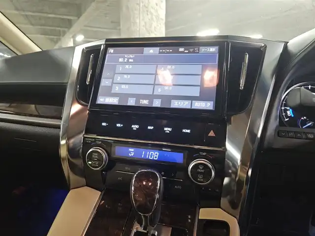 トヨタ ヴェルファイア ハイブリット X 福岡県 2018(平30)年 7.8万km ホワイトパールクリスタルシャイン 4WD/純正10型ナビ/フルセグTV/両側パワースライドドア/バックカメラ/ビルトインETC2.0/デジタルインナーミラー/ドライブレコーダー/レーダークルーズコントロール/クリアランスソナー/セーフティセンス/・衝突被害軽減ブレーキ/・車線逸脱防止支援システム/・交通標識認識システム/・オートマチックハイビーム/2眼LEDヘッドランプ/デュアルオートエアコン/革巻きステアリング/ベージュファブリックシート/2列目チップアップシート/純正16インチAWスタッドレス/スマートキー/プッシュエンジンスタート/禁煙車