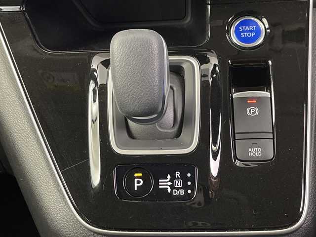 日産 セレナ e－パワー ハイウェイスター V 埼玉県 2021(令3)年 4.8万km ブリリアントホワイトパール 2トーン フリップダウンモニター/全方位カメラ/両側電動スライドドア　/純正ナビ　/プロパイロット　/ブラインドスポットモニター　/パーキングアシスト　/標識認識アシスト　/ビルトインＥＴＣ　/ハンドルヒーター　/前席シートヒーター/ロールサンシェード/ＬＥＤヘッドライト　/フォグランプ/純正フロアマット/純正アルミホイール