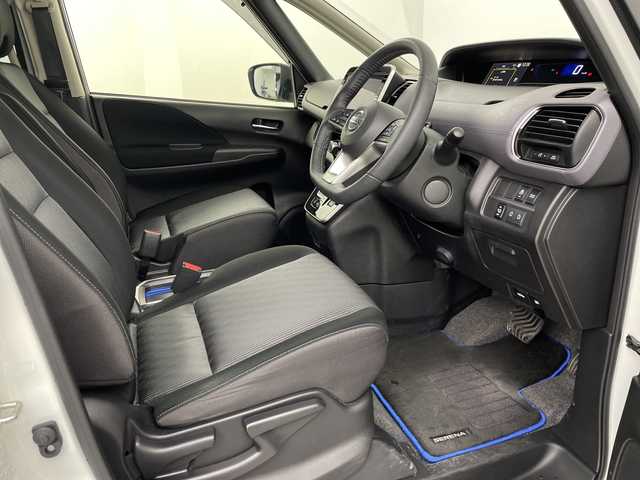 日産 セレナ e－パワー ハイウェイスター V 埼玉県 2021(令3)年 4.8万km ブリリアントホワイトパール 2トーン フリップダウンモニター/全方位カメラ/両側電動スライドドア　/純正ナビ　/プロパイロット　/ブラインドスポットモニター　/パーキングアシスト　/標識認識アシスト　/ビルトインＥＴＣ　/ハンドルヒーター　/前席シートヒーター/ロールサンシェード/ＬＥＤヘッドライト　/フォグランプ/純正フロアマット/純正アルミホイール