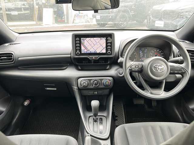 トヨタ ヤリス X 東京都 2022(令4)年 0.4万km プラチナホワイトパールマイカ ワンオーナー/新車時保証書/取扱説明書　ナビ説明書/純正ディスプレイオーディオ/T-Connectナビキット/バックカメラ　ETC/ドライブレコーダー【前後】/プリクラッシュセーフティー/レーンキープアシスト/ブラインドスポット/コーナーセンサー/オートライト/プラズマクラスター搭載LEDルームランプ/リモートスタート/スマートキー×２