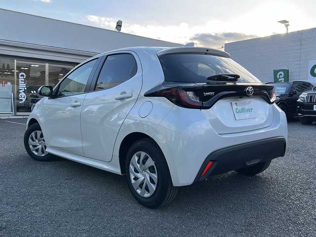 トヨタ ヤリス X 東京都 2022(令4)年 0.4万km プラチナホワイトパールマイカ ワンオーナー/新車時保証書/取扱説明書　ナビ説明書/純正ディスプレイオーディオ/T-Connectナビキット/バックカメラ　ETC/ドライブレコーダー【前後】/プリクラッシュセーフティー/レーンキープアシスト/ブラインドスポット/コーナーセンサー/オートライト/プラズマクラスター搭載LEDルームランプ/リモートスタート/スマートキー×２
