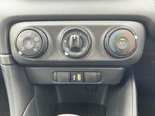 トヨタ ヤリス X 東京都 2022(令4)年 0.4万km プラチナホワイトパールマイカ ワンオーナー/新車時保証書/取扱説明書　ナビ説明書/純正ディスプレイオーディオ/T-Connectナビキット/バックカメラ　ETC/ドライブレコーダー【前後】/プリクラッシュセーフティー/レーンキープアシスト/ブラインドスポット/コーナーセンサー/オートライト/プラズマクラスター搭載LEDルームランプ/リモートスタート/スマートキー×２