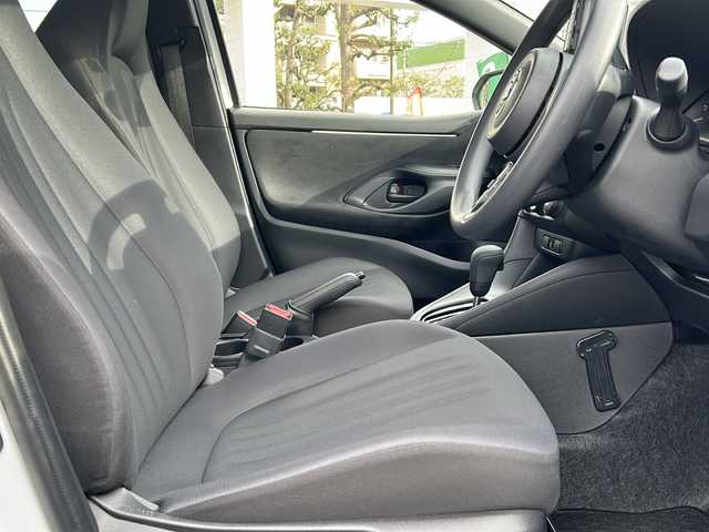 トヨタ ヤリス X 東京都 2022(令4)年 0.4万km プラチナホワイトパールマイカ ワンオーナー/新車時保証書/取扱説明書　ナビ説明書/純正ディスプレイオーディオ/T-Connectナビキット/バックカメラ　ETC/ドライブレコーダー【前後】/プリクラッシュセーフティー/レーンキープアシスト/ブラインドスポット/コーナーセンサー/オートライト/プラズマクラスター搭載LEDルームランプ/リモートスタート/スマートキー×２