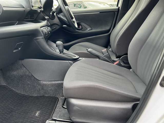 トヨタ ヤリス X 東京都 2022(令4)年 0.4万km プラチナホワイトパールマイカ ワンオーナー/新車時保証書/取扱説明書　ナビ説明書/純正ディスプレイオーディオ/T-Connectナビキット/バックカメラ　ETC/ドライブレコーダー【前後】/プリクラッシュセーフティー/レーンキープアシスト/ブラインドスポット/コーナーセンサー/オートライト/プラズマクラスター搭載LEDルームランプ/リモートスタート/スマートキー×２