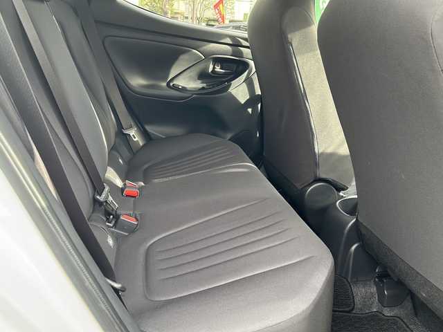 トヨタ ヤリス X 東京都 2022(令4)年 0.4万km プラチナホワイトパールマイカ ワンオーナー/新車時保証書/取扱説明書　ナビ説明書/純正ディスプレイオーディオ/T-Connectナビキット/バックカメラ　ETC/ドライブレコーダー【前後】/プリクラッシュセーフティー/レーンキープアシスト/ブラインドスポット/コーナーセンサー/オートライト/プラズマクラスター搭載LEDルームランプ/リモートスタート/スマートキー×２