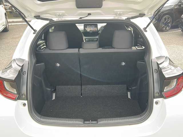 トヨタ ヤリス X 東京都 2022(令4)年 0.4万km プラチナホワイトパールマイカ ワンオーナー/新車時保証書/取扱説明書　ナビ説明書/純正ディスプレイオーディオ/T-Connectナビキット/バックカメラ　ETC/ドライブレコーダー【前後】/プリクラッシュセーフティー/レーンキープアシスト/ブラインドスポット/コーナーセンサー/オートライト/プラズマクラスター搭載LEDルームランプ/リモートスタート/スマートキー×２