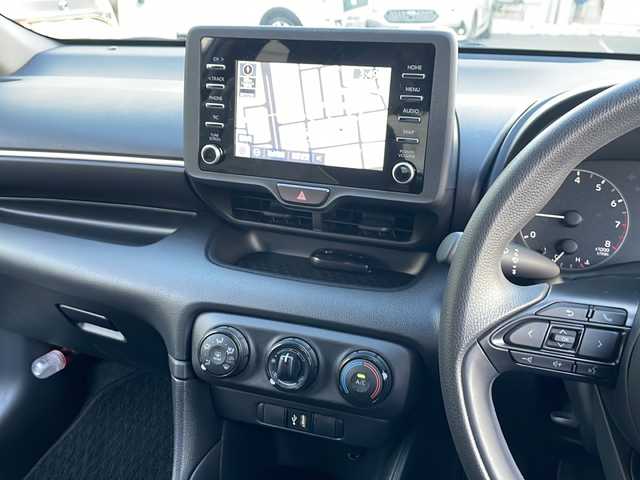 トヨタ ヤリス X 東京都 2022(令4)年 0.4万km プラチナホワイトパールマイカ ワンオーナー/新車時保証書/取扱説明書　ナビ説明書/純正ディスプレイオーディオ/T-Connectナビキット/バックカメラ　ETC/ドライブレコーダー【前後】/プリクラッシュセーフティー/レーンキープアシスト/ブラインドスポット/コーナーセンサー/オートライト/プラズマクラスター搭載LEDルームランプ/リモートスタート/スマートキー×２