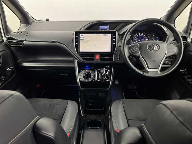 トヨタ ヴォクシー ハイブリッド ZS 煌Ⅲ 埼玉県 2021(令3)年 2.6万km ホワイトパールクリスタルシャイン フリップダウンモニター　/純正ナビ　/ビルトインＥＴＣ２．０　/両側パワースライドドア　/デジタルインナーミラー　/バックカメラ/シートヒーター/クルーズコントロール/レーンキープアシスト　/衝突軽減ブレーキ　/横滑り防止措置　/ドライブレコーダー/純正ホイール/LEDヘッドライト/フォグランプ/ロールサンシェード