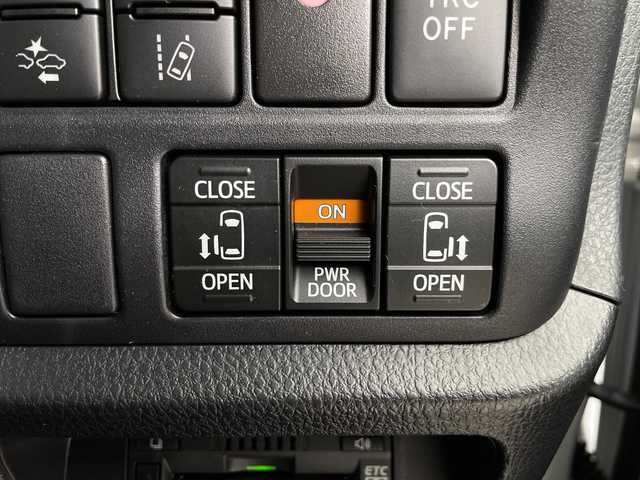 トヨタ ヴォクシー ハイブリッド ZS 煌Ⅲ 埼玉県 2021(令3)年 2.6万km ホワイトパールクリスタルシャイン フリップダウンモニター　/純正ナビ　/ビルトインＥＴＣ２．０　/両側パワースライドドア　/デジタルインナーミラー　/バックカメラ/シートヒーター/クルーズコントロール/レーンキープアシスト　/衝突軽減ブレーキ　/横滑り防止措置　/ドライブレコーダー/純正ホイール/LEDヘッドライト/フォグランプ/ロールサンシェード