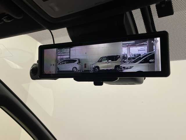 トヨタ ヴォクシー ハイブリッド ZS 煌Ⅲ 埼玉県 2021(令3)年 2.6万km ホワイトパールクリスタルシャイン フリップダウンモニター　/純正ナビ　/ビルトインＥＴＣ２．０　/両側パワースライドドア　/デジタルインナーミラー　/バックカメラ/シートヒーター/クルーズコントロール/レーンキープアシスト　/衝突軽減ブレーキ　/横滑り防止措置　/ドライブレコーダー/純正ホイール/LEDヘッドライト/フォグランプ/ロールサンシェード