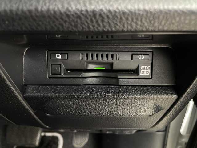 トヨタ ヴォクシー ハイブリッド ZS 煌Ⅲ 埼玉県 2021(令3)年 2.6万km ホワイトパールクリスタルシャイン フリップダウンモニター　/純正ナビ　/ビルトインＥＴＣ２．０　/両側パワースライドドア　/デジタルインナーミラー　/バックカメラ/シートヒーター/クルーズコントロール/レーンキープアシスト　/衝突軽減ブレーキ　/横滑り防止措置　/ドライブレコーダー/純正ホイール/LEDヘッドライト/フォグランプ/ロールサンシェード