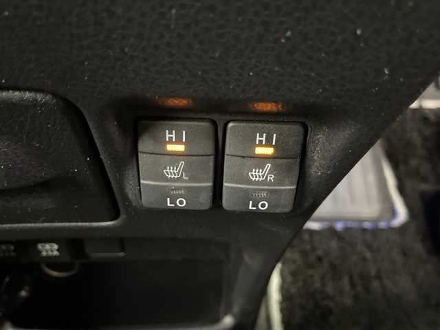 トヨタ ヴォクシー ハイブリッド ZS 煌Ⅲ 埼玉県 2021(令3)年 2.6万km ホワイトパールクリスタルシャイン フリップダウンモニター　/純正ナビ　/ビルトインＥＴＣ２．０　/両側パワースライドドア　/デジタルインナーミラー　/バックカメラ/シートヒーター/クルーズコントロール/レーンキープアシスト　/衝突軽減ブレーキ　/横滑り防止措置　/ドライブレコーダー/純正ホイール/LEDヘッドライト/フォグランプ/ロールサンシェード