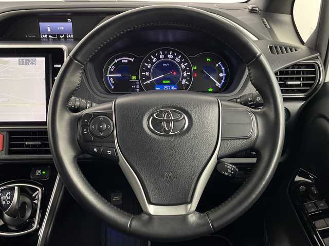 トヨタ ヴォクシー ハイブリッド ZS 煌Ⅲ 埼玉県 2021(令3)年 2.6万km ホワイトパールクリスタルシャイン フリップダウンモニター　/純正ナビ　/ビルトインＥＴＣ２．０　/両側パワースライドドア　/デジタルインナーミラー　/バックカメラ/シートヒーター/クルーズコントロール/レーンキープアシスト　/衝突軽減ブレーキ　/横滑り防止措置　/ドライブレコーダー/純正ホイール/LEDヘッドライト/フォグランプ/ロールサンシェード