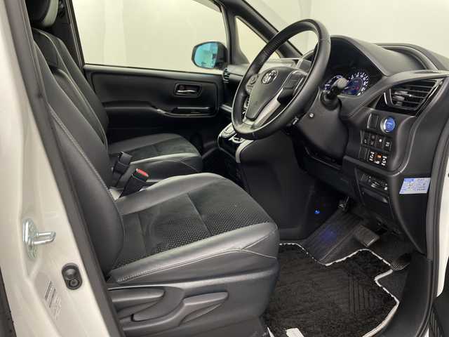 トヨタ ヴォクシー ハイブリッド ZS 煌Ⅲ 埼玉県 2021(令3)年 2.6万km ホワイトパールクリスタルシャイン フリップダウンモニター　/純正ナビ　/ビルトインＥＴＣ２．０　/両側パワースライドドア　/デジタルインナーミラー　/バックカメラ/シートヒーター/クルーズコントロール/レーンキープアシスト　/衝突軽減ブレーキ　/横滑り防止措置　/ドライブレコーダー/純正ホイール/LEDヘッドライト/フォグランプ/ロールサンシェード