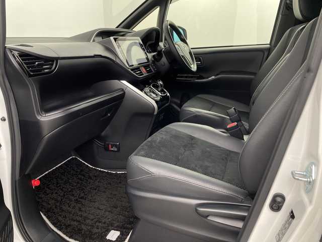 トヨタ ヴォクシー ハイブリッド ZS 煌Ⅲ 埼玉県 2021(令3)年 2.6万km ホワイトパールクリスタルシャイン フリップダウンモニター　/純正ナビ　/ビルトインＥＴＣ２．０　/両側パワースライドドア　/デジタルインナーミラー　/バックカメラ/シートヒーター/クルーズコントロール/レーンキープアシスト　/衝突軽減ブレーキ　/横滑り防止措置　/ドライブレコーダー/純正ホイール/LEDヘッドライト/フォグランプ/ロールサンシェード