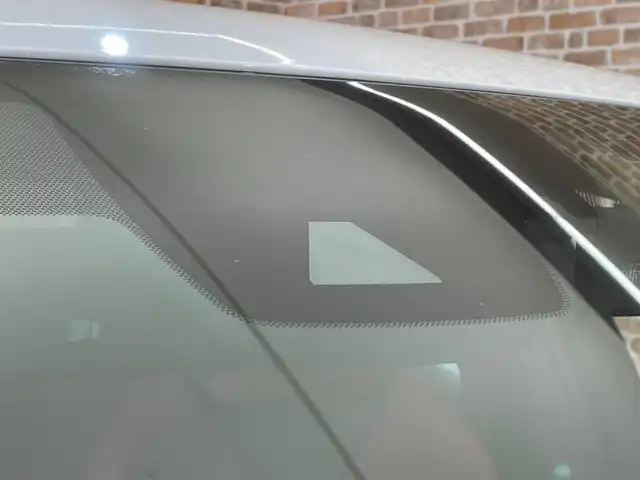 レクサス ＵＸ 250h Fスポーツ 岩手県 2019(令1)年 3.1万km ホワイトノーヴァガラスフレーク ワンオーナー/４WD/ムーンルーフ/TRDエアロ/パノラミックビューモニター/三眼フルLEDヘッドランプ/Fスポーツ専用フロアレッドカラー本革シート/ハンズフリーパワーバックドア/カラーヘッドアップディスプレイ/レクサスセーフティシステム＋/プリクラッシュセーフティ/レーダークルーズコントロール/レーントレーシングアシスト/アダプティブハイビームシステム/ロードサインアシスト/クリアランスソナー/パーキングサポートブレーキ/ブラインドスポットモニター/NAVI・AI-AVS/パワーシート/シートヒーター/シートベンチレーション/ステアリングヒーター/パドルシフト/10.3インチナビゲーション/（CD/DVD/Blu-rayDisc/フルセグ/AUX/USB/Bluetooth/ミラキャスト）/ETC2.0/ドライブレコーダー/純正18インチアルミホイール