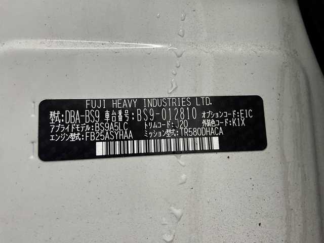 スバル アウトバック リミテッド 三重県 2015(平27)年 11.4万km クリスタルホワイトP ガソリン/4WD/MTモード付フロアCVT/純正 8インチナビ　CN-LR800DFA/（AM/FM/CD/DVD/TV/SD/MEMORY MUSIC/Bluetooth/AUX/iPod*/USB*）/*要USB入力ジャック/バックカメラ/ETC/EyeSight Ver.3/・プリクラッシュブレーキ/・アクティブレーンキーピング/・ふらつき警報/・車線逸脱警報/・全車速追従機能付クルーズコントロール/・AT誤発進抑制制御／AT誤後進抑制制御/・EBD（電子制御制動力配分システム）付４センサー4チャンネルABS/装備/・本革シート（ブラック＆シルバーステッチ）/・パワーシート（Dメモリー付10way/N8way）/・シートヒーター（D/N/2nd左右）/・パワーバックドア/・左右独立オートエアコン/・オートライト/・LEDヘッドライト/・フロント＆リヤフォグライト/・パドルシフト/・電子パーキングブレーキ/・プッシュスタート/・SI-DRIVE/・ルーフレール/・純正18inAW/・取/ナビ取