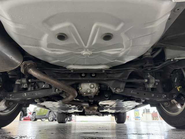 スバル アウトバック リミテッド 三重県 2015(平27)年 11.4万km クリスタルホワイトP ガソリン/4WD/MTモード付フロアCVT/純正 8インチナビ　CN-LR800DFA/（AM/FM/CD/DVD/TV/SD/MEMORY MUSIC/Bluetooth/AUX/iPod*/USB*）/*要USB入力ジャック/バックカメラ/ETC/EyeSight Ver.3/・プリクラッシュブレーキ/・アクティブレーンキーピング/・ふらつき警報/・車線逸脱警報/・全車速追従機能付クルーズコントロール/・AT誤発進抑制制御／AT誤後進抑制制御/・EBD（電子制御制動力配分システム）付４センサー4チャンネルABS/装備/・本革シート（ブラック＆シルバーステッチ）/・パワーシート（Dメモリー付10way/N8way）/・シートヒーター（D/N/2nd左右）/・パワーバックドア/・左右独立オートエアコン/・オートライト/・LEDヘッドライト/・フロント＆リヤフォグライト/・パドルシフト/・電子パーキングブレーキ/・プッシュスタート/・SI-DRIVE/・ルーフレール/・純正18inAW/・取/ナビ取