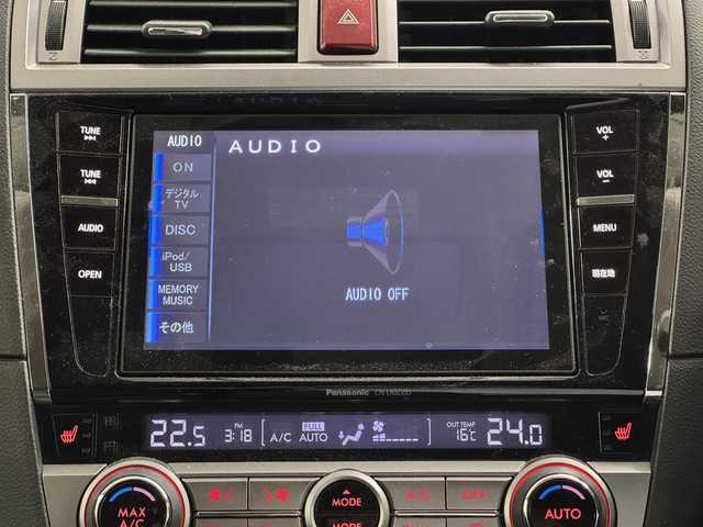 スバル アウトバック リミテッド 三重県 2015(平27)年 11.4万km クリスタルホワイトP ガソリン/4WD/MTモード付フロアCVT/純正 8インチナビ　CN-LR800DFA/（AM/FM/CD/DVD/TV/SD/MEMORY MUSIC/Bluetooth/AUX/iPod*/USB*）/*要USB入力ジャック/バックカメラ/ETC/EyeSight Ver.3/・プリクラッシュブレーキ/・アクティブレーンキーピング/・ふらつき警報/・車線逸脱警報/・全車速追従機能付クルーズコントロール/・AT誤発進抑制制御／AT誤後進抑制制御/・EBD（電子制御制動力配分システム）付４センサー4チャンネルABS/装備/・本革シート（ブラック＆シルバーステッチ）/・パワーシート（Dメモリー付10way/N8way）/・シートヒーター（D/N/2nd左右）/・パワーバックドア/・左右独立オートエアコン/・オートライト/・LEDヘッドライト/・フロント＆リヤフォグライト/・パドルシフト/・電子パーキングブレーキ/・プッシュスタート/・SI-DRIVE/・ルーフレール/・純正18inAW/・取/ナビ取