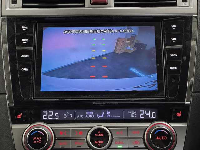 スバル アウトバック リミテッド 三重県 2015(平27)年 11.4万km クリスタルホワイトP ガソリン/4WD/MTモード付フロアCVT/純正 8インチナビ　CN-LR800DFA/（AM/FM/CD/DVD/TV/SD/MEMORY MUSIC/Bluetooth/AUX/iPod*/USB*）/*要USB入力ジャック/バックカメラ/ETC/EyeSight Ver.3/・プリクラッシュブレーキ/・アクティブレーンキーピング/・ふらつき警報/・車線逸脱警報/・全車速追従機能付クルーズコントロール/・AT誤発進抑制制御／AT誤後進抑制制御/・EBD（電子制御制動力配分システム）付４センサー4チャンネルABS/装備/・本革シート（ブラック＆シルバーステッチ）/・パワーシート（Dメモリー付10way/N8way）/・シートヒーター（D/N/2nd左右）/・パワーバックドア/・左右独立オートエアコン/・オートライト/・LEDヘッドライト/・フロント＆リヤフォグライト/・パドルシフト/・電子パーキングブレーキ/・プッシュスタート/・SI-DRIVE/・ルーフレール/・純正18inAW/・取/ナビ取