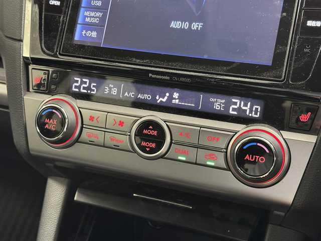 スバル アウトバック リミテッド 三重県 2015(平27)年 11.4万km クリスタルホワイトP ガソリン/4WD/MTモード付フロアCVT/純正 8インチナビ　CN-LR800DFA/（AM/FM/CD/DVD/TV/SD/MEMORY MUSIC/Bluetooth/AUX/iPod*/USB*）/*要USB入力ジャック/バックカメラ/ETC/EyeSight Ver.3/・プリクラッシュブレーキ/・アクティブレーンキーピング/・ふらつき警報/・車線逸脱警報/・全車速追従機能付クルーズコントロール/・AT誤発進抑制制御／AT誤後進抑制制御/・EBD（電子制御制動力配分システム）付４センサー4チャンネルABS/装備/・本革シート（ブラック＆シルバーステッチ）/・パワーシート（Dメモリー付10way/N8way）/・シートヒーター（D/N/2nd左右）/・パワーバックドア/・左右独立オートエアコン/・オートライト/・LEDヘッドライト/・フロント＆リヤフォグライト/・パドルシフト/・電子パーキングブレーキ/・プッシュスタート/・SI-DRIVE/・ルーフレール/・純正18inAW/・取/ナビ取