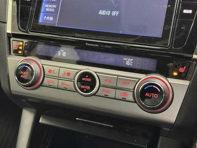 スバル アウトバック リミテッド 三重県 2015(平27)年 11.4万km クリスタルホワイトP ガソリン/4WD/MTモード付フロアCVT/純正 8インチナビ　CN-LR800DFA/（AM/FM/CD/DVD/TV/SD/MEMORY MUSIC/Bluetooth/AUX/iPod*/USB*）/*要USB入力ジャック/バックカメラ/ETC/EyeSight Ver.3/・プリクラッシュブレーキ/・アクティブレーンキーピング/・ふらつき警報/・車線逸脱警報/・全車速追従機能付クルーズコントロール/・AT誤発進抑制制御／AT誤後進抑制制御/・EBD（電子制御制動力配分システム）付４センサー4チャンネルABS/装備/・本革シート（ブラック＆シルバーステッチ）/・パワーシート（Dメモリー付10way/N8way）/・シートヒーター（D/N/2nd左右）/・パワーバックドア/・左右独立オートエアコン/・オートライト/・LEDヘッドライト/・フロント＆リヤフォグライト/・パドルシフト/・電子パーキングブレーキ/・プッシュスタート/・SI-DRIVE/・ルーフレール/・純正18inAW/・取/ナビ取