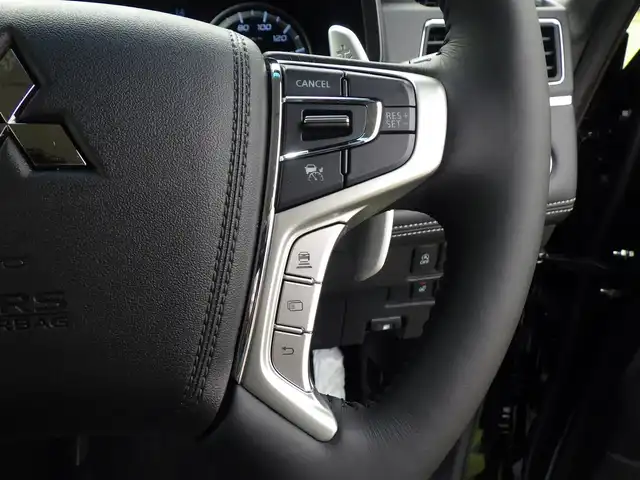三菱 デリカＤ：５ シャモニー 千葉県 2025(令7)年 0.1万km未満 黒Ⅱ CHAMONIX (8人)　4WD　e-Assist/オリジナルナビ取付パッケージ＋リアモニター取付パッケージ(25/300)　ステップレス　（8人）　レンタ登録/e-Assist/・衝突被害軽減ブレーキシステム（FCM）/・誤発進抑制機能（前進＆後退時）（UMS）/・車線逸脱警報システム（LDW）/・レーダークルーズコントロールシステム（ACC）/・オートマチックハイビーム[AHB]/エレクトリックテールゲート/両側パワースライドドア/ハーフレザーシート/運転席パワーシート/前席シートヒーター/マルチアラウンドモニター/革巻きステアリング/ステアリングヒーター/ステアリングスイッチ/LEDヘッドライト/フォグライト/ウインカーミラー/純正18インチアルミホイル/サイド/カーテンエアバッグ/キーレスオペレーションシステム