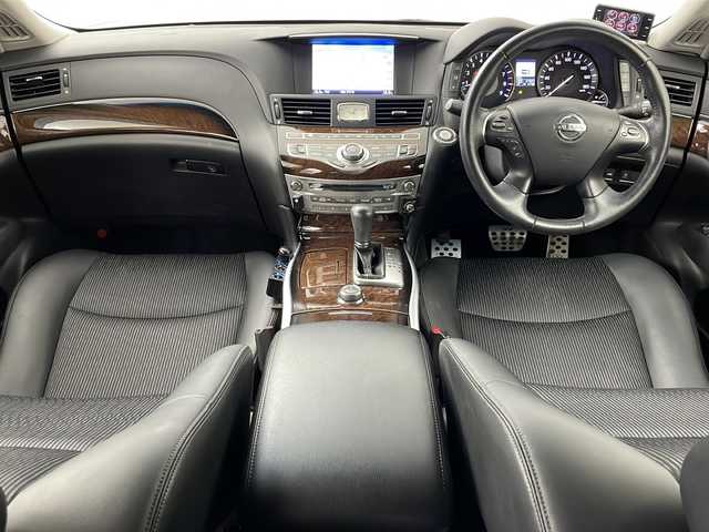日産 フーガ 370GT FOUR Aパッケージ 道央・札幌 2013(平25)年 6.8万km ガーネットブラック ・４ＷＤ/・純正メーカーナビ＆ＣＤ＆ＢＴ＆フルセグ＆ＭｕｓｉｃＢｏｘ/・ステアリングスィッチ/・クルコン/・寒冷地/・ドアミラーヒーター/・社外レーダー/・ＴＶキャンセラー/・ビルトインＥＴＣ/・スマートキー/・Ｄ／Ｎパワーシート/・ハーフレザーシート/・ＨＩＤヘッドライト/・フォグ/・ＲＡＹＳ２０インチ/・社外ダウンサス/・社外ＡＷ付冬タイヤ積載/・スペアキー