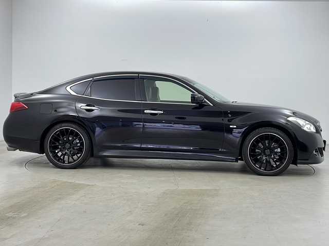 日産 フーガ 370GT FOUR Aパッケージ 道央・札幌 2013(平25)年 6.8万km ガーネットブラック ・４ＷＤ/・純正メーカーナビ＆ＣＤ＆ＢＴ＆フルセグ＆ＭｕｓｉｃＢｏｘ/・ステアリングスィッチ/・クルコン/・寒冷地/・ドアミラーヒーター/・社外レーダー/・ＴＶキャンセラー/・ビルトインＥＴＣ/・スマートキー/・Ｄ／Ｎパワーシート/・ハーフレザーシート/・ＨＩＤヘッドライト/・フォグ/・ＲＡＹＳ２０インチ/・社外ダウンサス/・社外ＡＷ付冬タイヤ積載/・スペアキー