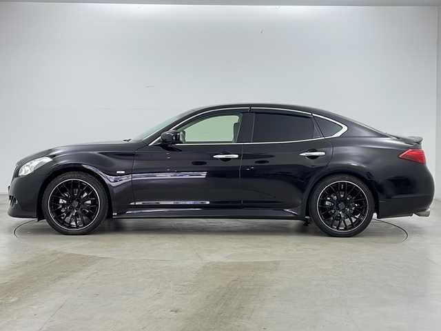 日産 フーガ 370GT FOUR Aパッケージ 道央・札幌 2013(平25)年 6.8万km ガーネットブラック ・４ＷＤ/・純正メーカーナビ＆ＣＤ＆ＢＴ＆フルセグ＆ＭｕｓｉｃＢｏｘ/・ステアリングスィッチ/・クルコン/・寒冷地/・ドアミラーヒーター/・社外レーダー/・ＴＶキャンセラー/・ビルトインＥＴＣ/・スマートキー/・Ｄ／Ｎパワーシート/・ハーフレザーシート/・ＨＩＤヘッドライト/・フォグ/・ＲＡＹＳ２０インチ/・社外ダウンサス/・社外ＡＷ付冬タイヤ積載/・スペアキー